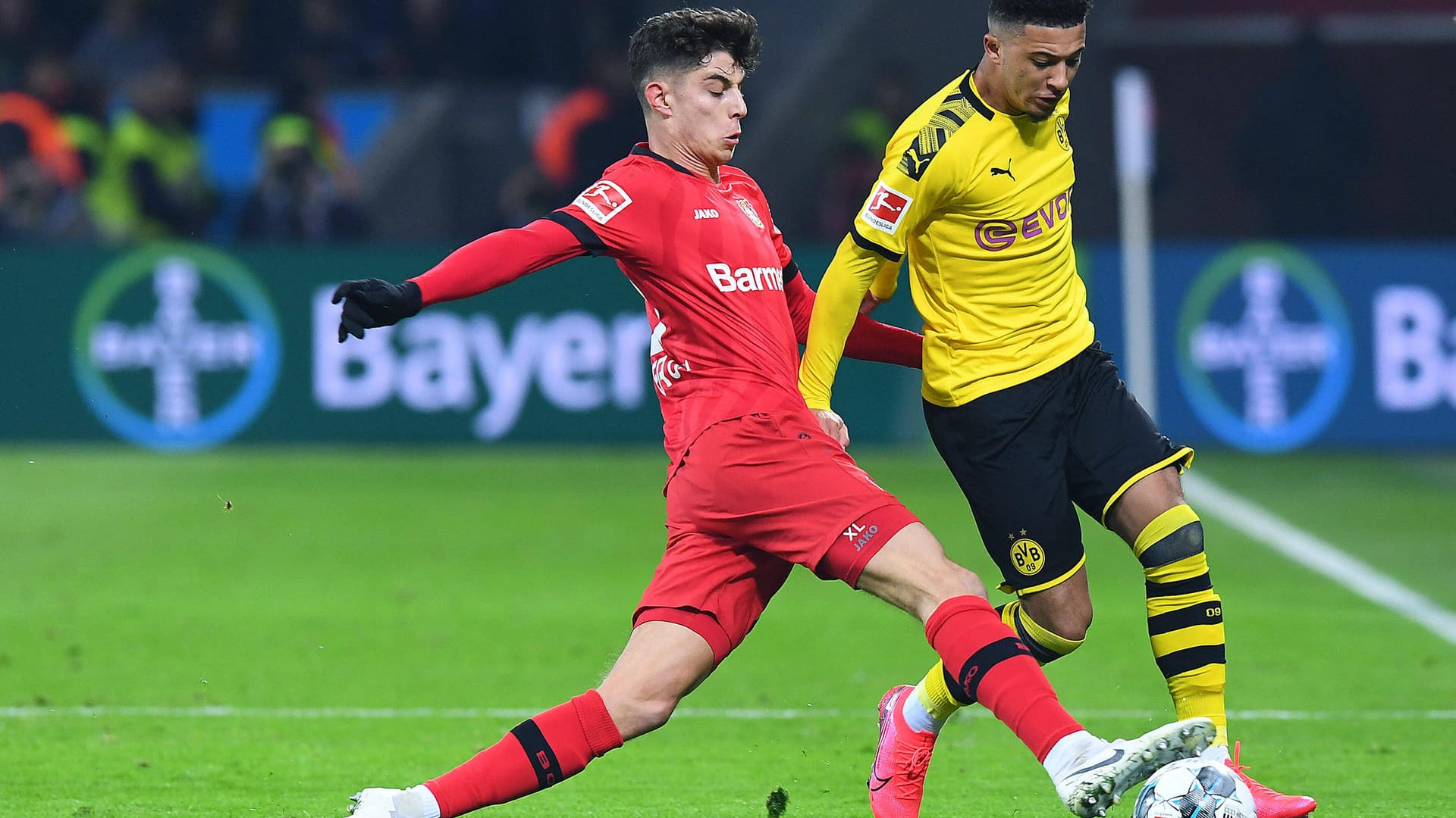 Bundesliga: Kai Havertz (li.) im Zweikampf mit Jadon Sancho.