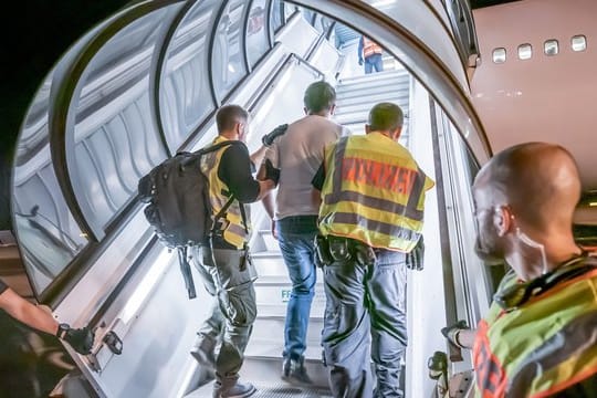 Das Archivfoto zeigt einen Abschiebeflug vom Flughafen Leipzig-Halle nach Afghanistan.