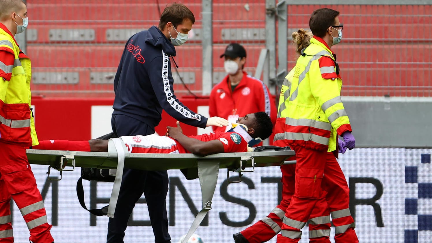 Taiwo Awoniyi auf der Liege: Der Mainzer Stürmer musste vom Platz.