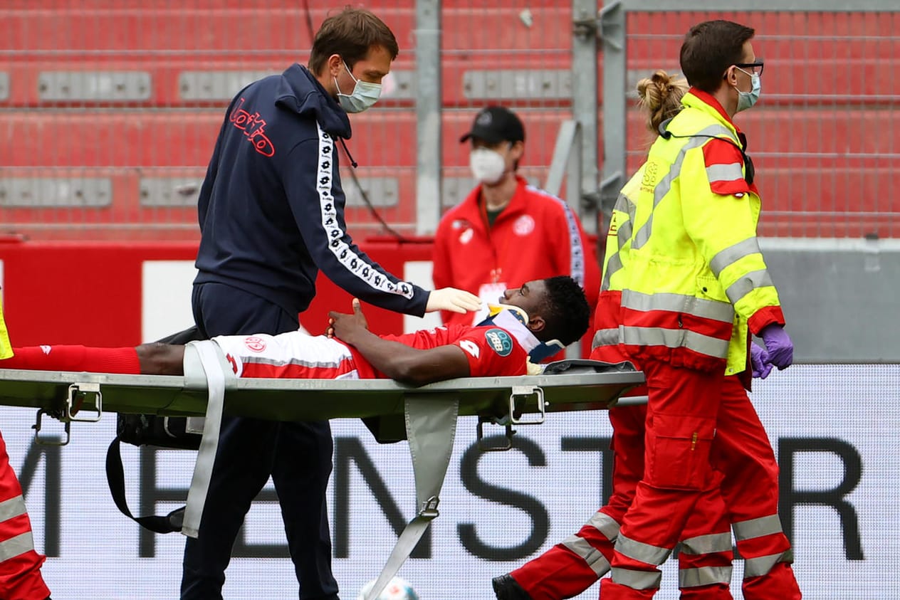 Taiwo Awoniyi auf der Liege: Der Mainzer Stürmer musste vom Platz.