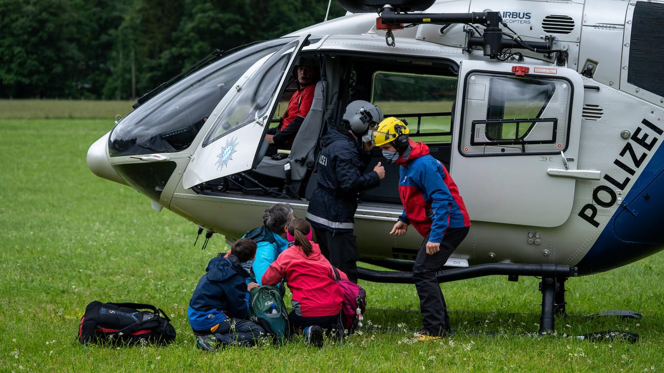 Wanderer nach Murenabgang mit Hubschraubern ins Tal gebracht