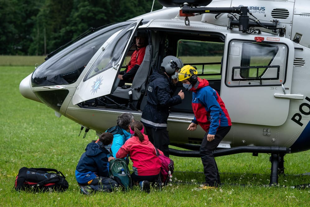 Wanderer nach Murenabgang mit Hubschraubern ins Tal gebracht