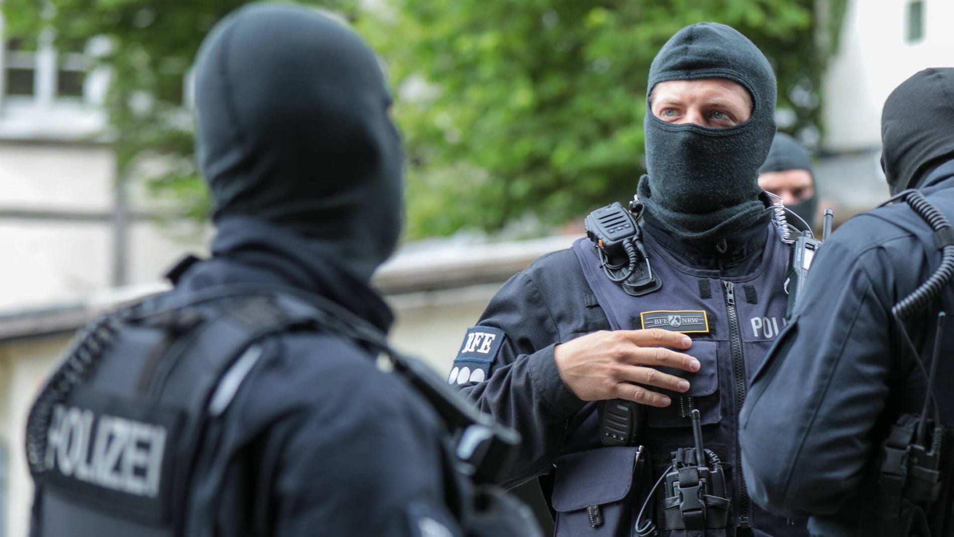 Sondereinsatz der Polizei: Eine Frau in Schwerin hat sich in einer verqualmten Wohnung verbarrikadiert. (Symbolbild)