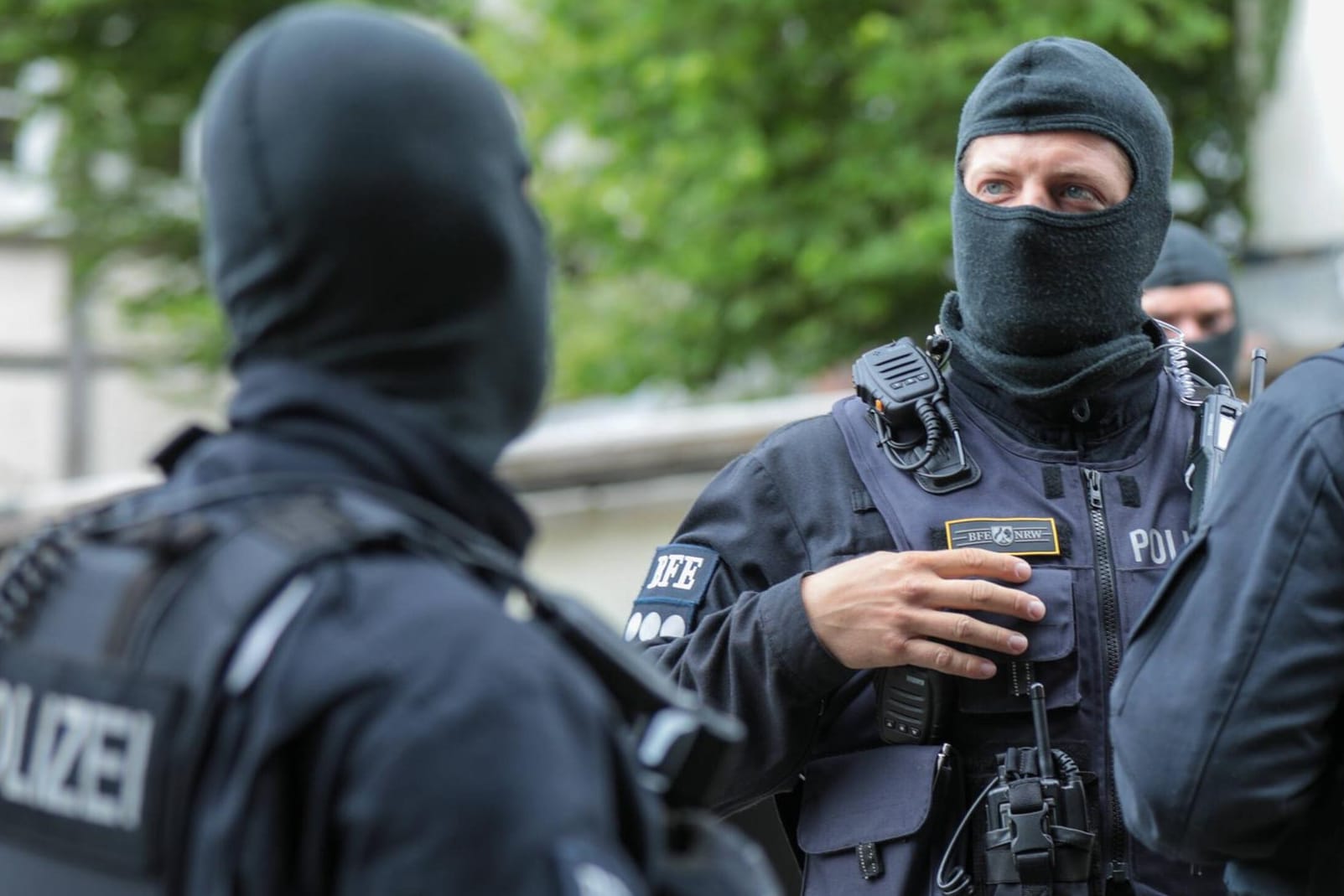 Sondereinsatz der Polizei: Eine Frau in Schwerin hat sich in einer verqualmten Wohnung verbarrikadiert. (Symbolbild)