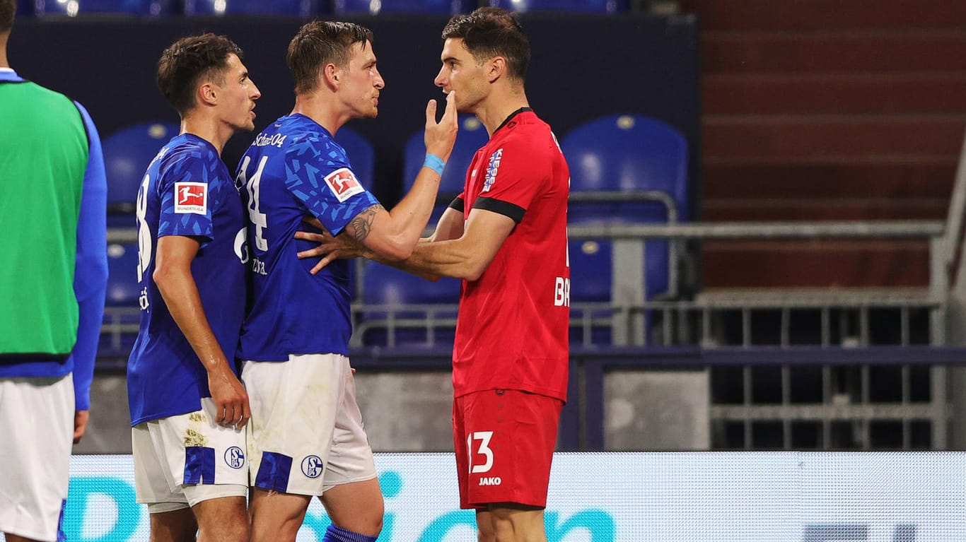 Alessandro Schöpf (l.) und Bastian Oczipka mit Leverkusens Lucas Alario: Das Spiel auf Schalke war immer wieder hitzig.