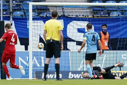 Bayerns zweite Mannschaft setzte sich bei Waldhof Mannheim durch.