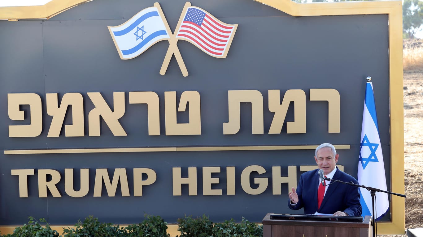 Benjamin Netanjahu: Der Premierminister präsentiert die Ortstafel für die "Trump-Höhen".