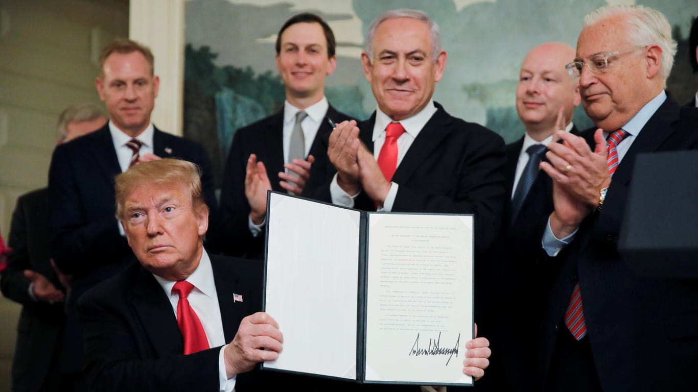 Donald Trump erkennt die Golanhöhen an: Mittig im Hintergrund applaudiert der israelische Premierminister Benjamin Netanjahu.
