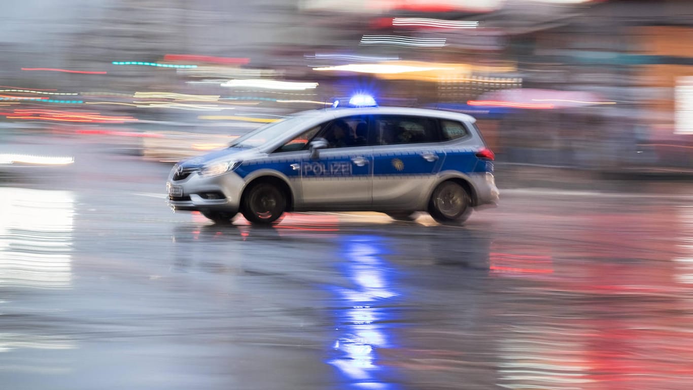 Streifenwagen der Polizei: In Hamburg wurde ein 19-Jähriger niedergestochen. (Symbolbild)