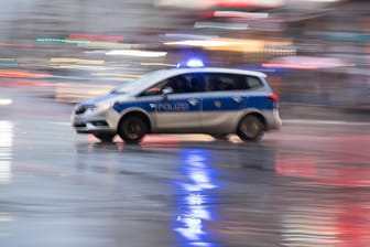 Streifenwagen der Polizei: In Hamburg wurde ein 19-Jähriger niedergestochen. (Symbolbild)