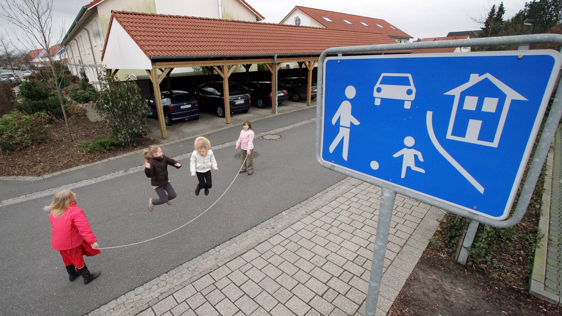Kinder in einer Spielstraße: Im verkehrsberuhigten Bereich sollten Autofahrer stets vorsichtig sein. (Symbolbild) Kinder in einer Spielstraße: Im verkehrsberuhigten Bereich sollten Autofahrer stets vorsichtig sein. (Symbolbild)
