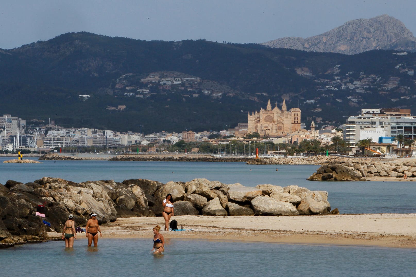 Strand von Palma de Mallorca: Von Montag an dürfen in einem Pilotversuch deutsche Touristen auf die Insel. Sie erleben ein ganz anderes Mallorca, als man es kennt.