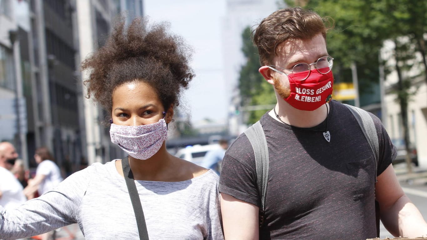 Ein junges Paar demonstriert in Berlin gegen Rassismus.