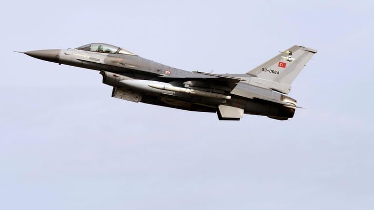 Ein Kampfflugzeug der türkischen Luftwaffe (Symbolbild): Im Irak wurden Stellungen der PKK bombardiert.