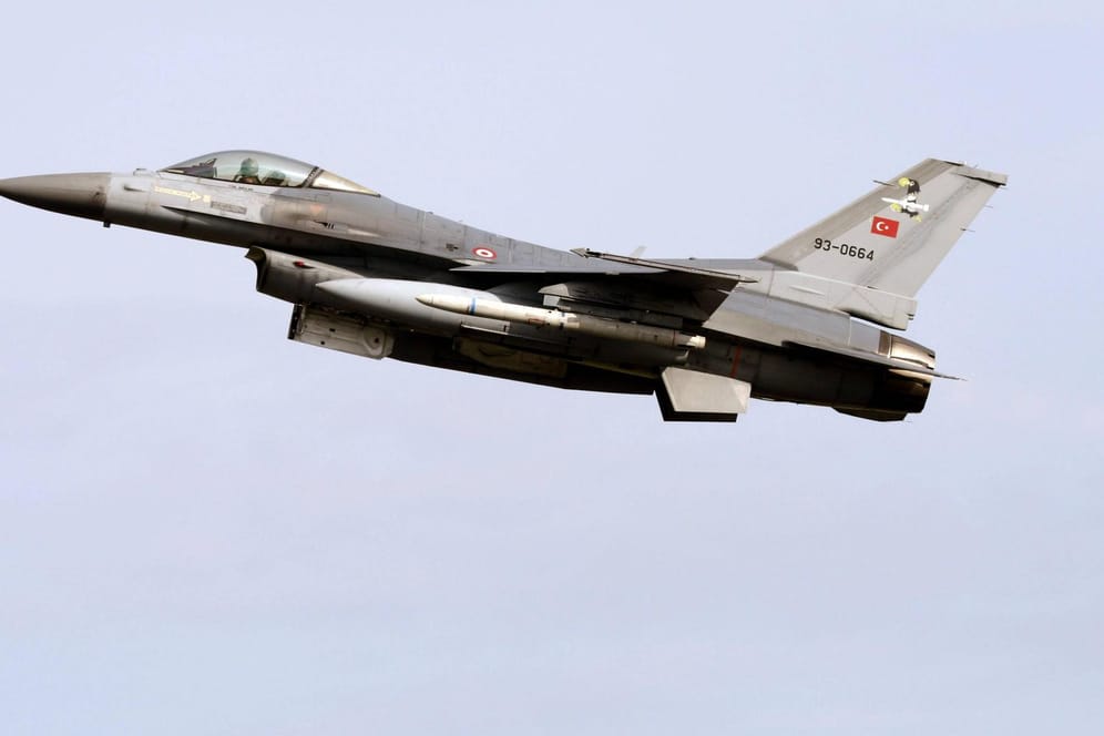 Ein Kampfflugzeug der türkischen Luftwaffe (Symbolbild): Im Irak wurden Stellungen der PKK bombardiert.