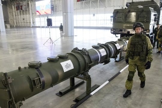 Ein Offizier geht an dem Marschflugkörper vom Typ 9M729 (Nato-Code: SSC-8) entlang, im Hintergrund die Startvorrichtung.