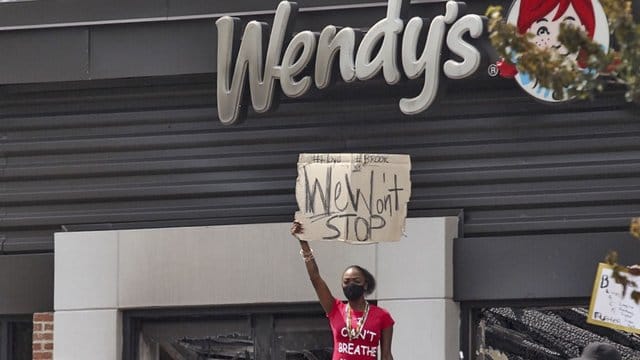 Rayshard Brooks starb am Freitag nach einer Konfrontation mit Polizisten in diesem Fast-Food-Restaurant in Atlanta. Rayshard Brooks starb am Freitag nach einer Konfrontation mit Polizisten in diesem Fast-Food-Restaurant in Atlanta.