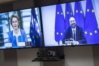 Charles Michel, Präsident des Europäischen Rates, spricht per Videoschalte mit EU-Kommissionschefin Ursula von der Leyen.