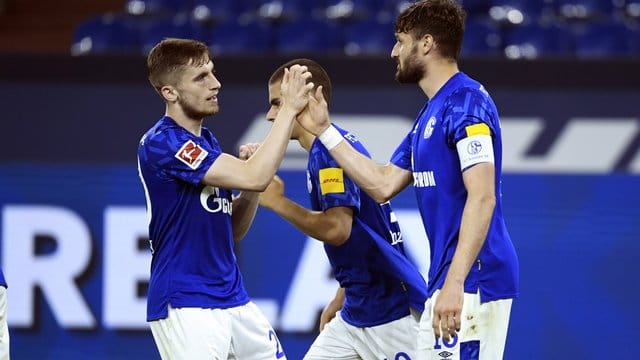 Daniel Caligiuri (r) bejubelt sein Tor zum 1:0 für Schalke mit Jonjoe Kenny. Daniel Caligiuri (r) bejubelt sein Tor zum 1:0 für Schalke mit Jonjoe Kenny.