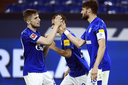 Daniel Caligiuri (r) bejubelt sein Tor zum 1:0 für Schalke mit Jonjoe Kenny.