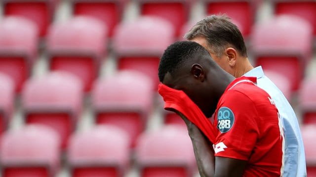 Moussa Niakhate vom FSV Mainz 05 ist nach der Niederlage frustriert. Moussa Niakhate vom FSV Mainz 05 ist nach der Niederlage frustriert.
