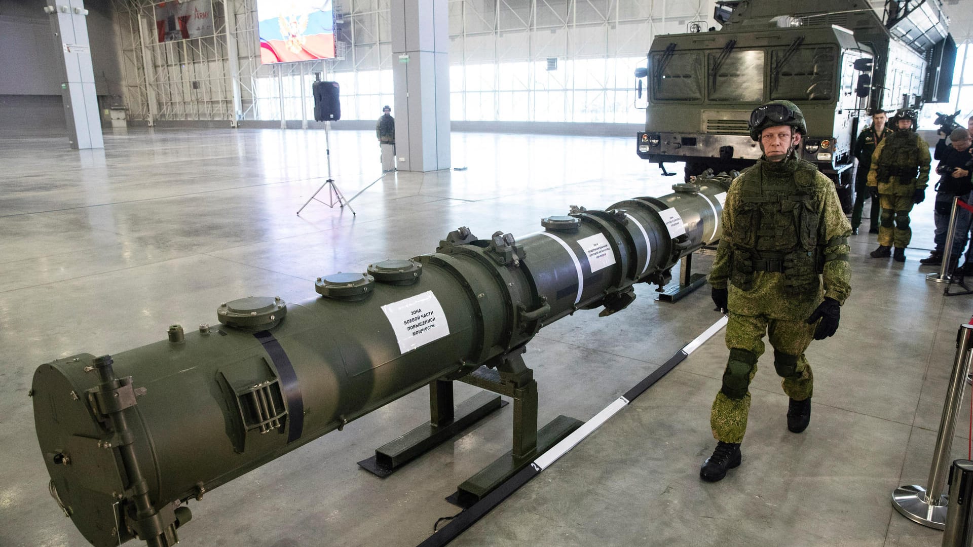 Ein russischer Offizier geht an dem neuen Marschflugkörper entlang: Friedensforscher warnen vor erneuter Aufrüstung.