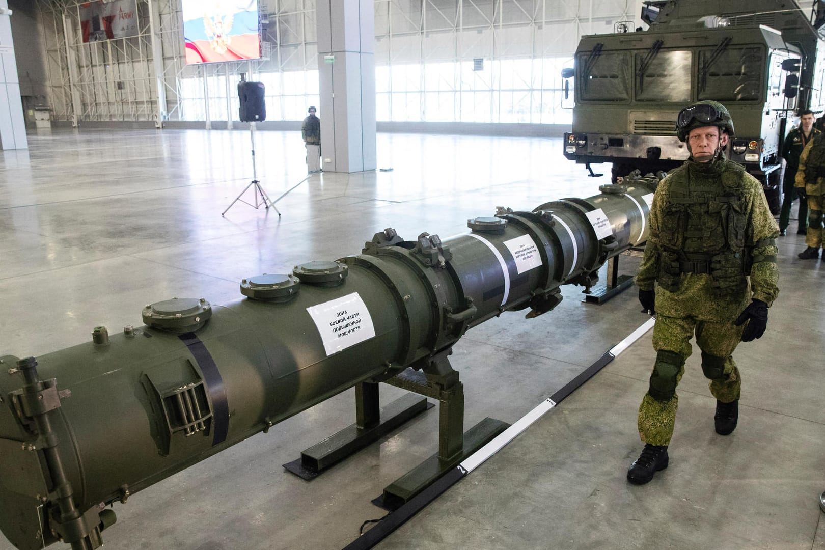 Ein russischer Offizier geht an dem neuen Marschflugkörper entlang: Friedensforscher warnen vor erneuter Aufrüstung.