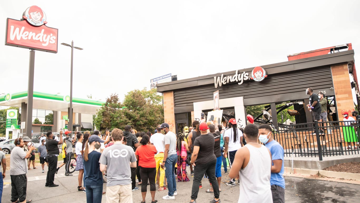 Demonstrationen vor dem Schnellrestaurant in Atlanta: Nach den tödlichen Schüssen auf einen Afroamerikaner protestieren zahlreiche Menschen.