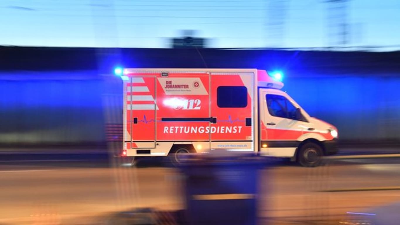 Ein Rettungswagen ist mit eingeschaltetem Blaulicht im Einsatz: In einem Kölner Park kam es zu einer Auseinandersetzung zwischen mehreren Personen.
