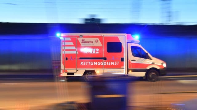 Ein Rettungswagen ist mit eingeschaltetem Blaulicht im Einsatz: In einem Kölner Park kam es zu einer Auseinandersetzung zwischen mehreren Personen. Ein Rettungswagen ist mit eingeschaltetem Blaulicht im Einsatz: In einem Kölner Park kam es zu einer Auseinandersetzung zwischen mehreren Personen.