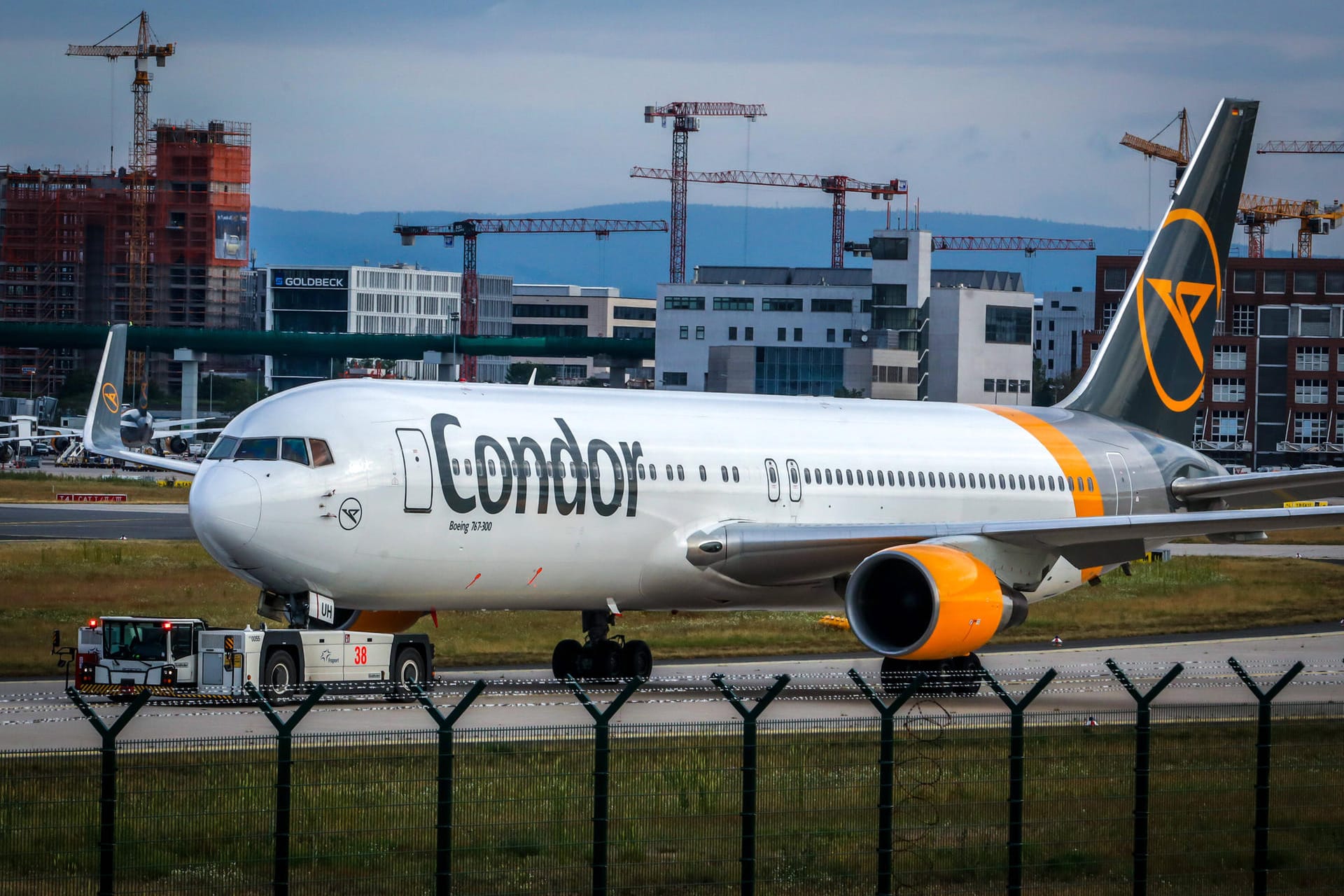 Eine Condor-Maschine am Frankfurter Flughafen: Bei dem Konzern könnten bis zu 1.000 Stellen auf der Kippe stehen.