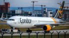 Eine Condor-Maschine am Frankfurter Flughafen: Bei dem Konzern könnten bis zu 1.000 Stellen auf der Kippe stehen.