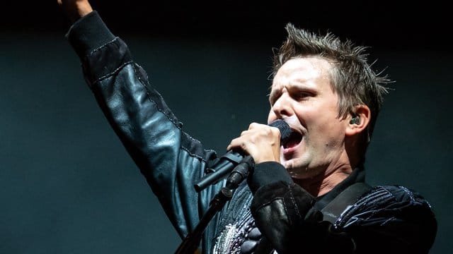 Matthew Bellamy freut sich über ein Mädchen.