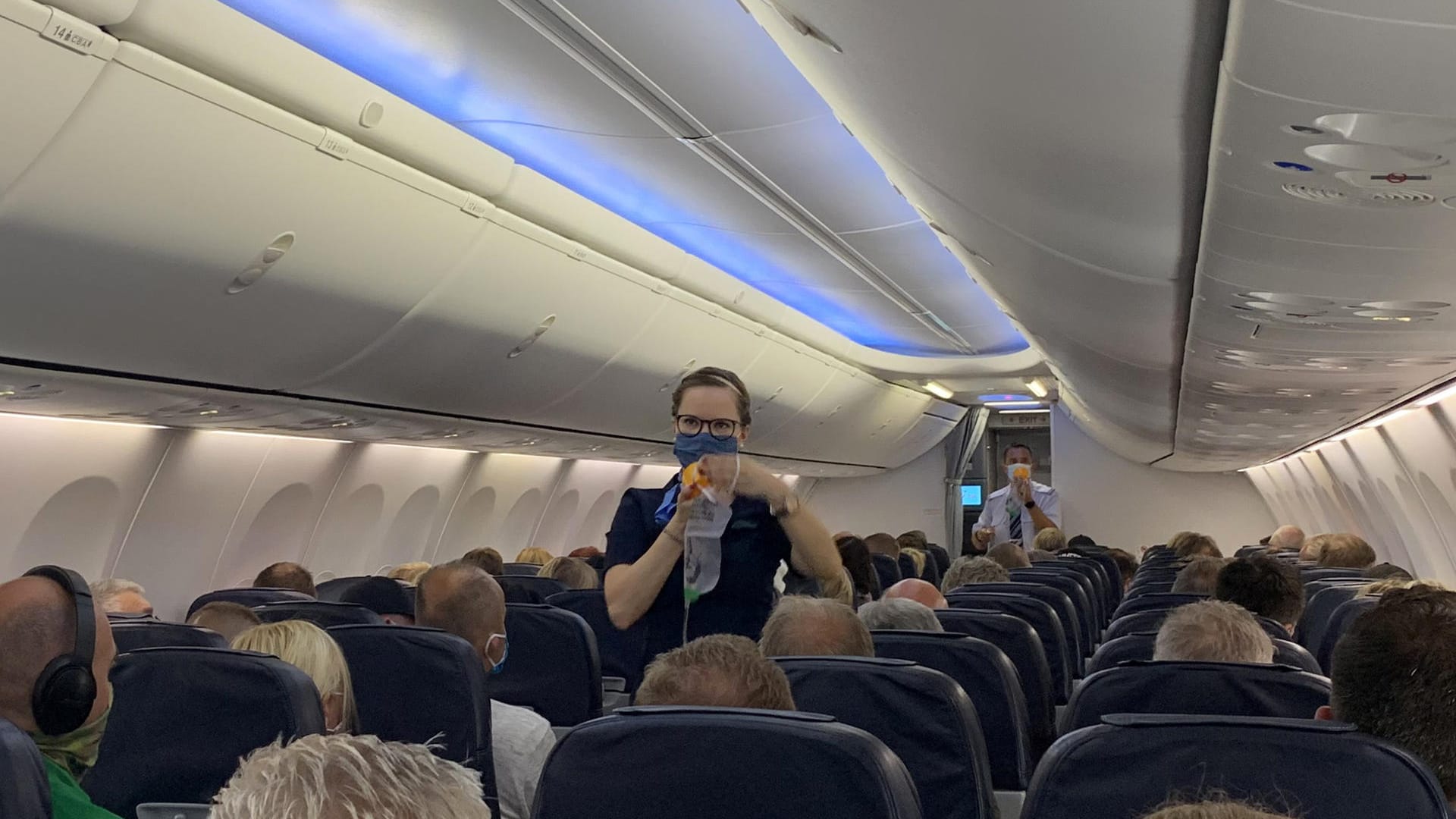 Eine Flugbegleiterin gibt deutschen Fluggästen auf dem Weg von Düsseldorf nach Mallorca eine Sicherheitseinweisung: Nach wochenlanger Corona-Pause fliegt am Montag erstmals wieder ein Urlaubsflieger nach Mallorca. Eine Flugbegleiterin gibt deutschen Fluggästen auf dem Weg von Düsseldorf nach Mallorca eine Sicherheitseinweisung: Nach wochenlanger Corona-Pause fliegt am Montag erstmals wieder ein Urlaubsflieger nach Mallorca.