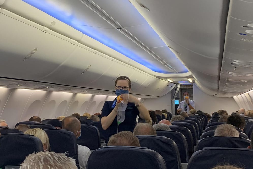 Eine Flugbegleiterin gibt deutschen Fluggästen auf dem Weg von Düsseldorf nach Mallorca eine Sicherheitseinweisung: Nach wochenlanger Corona-Pause fliegt am Montag erstmals wieder ein Urlaubsflieger nach Mallorca.