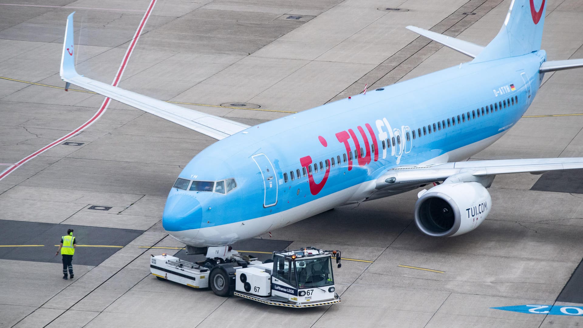 Reisen: Ein Tui-Flugzeug wird für den Flug X3 2312 nach Mallorca auf dem Vorfeld des Düsseldorfer Flughafens aus der Parkposition geschoben.