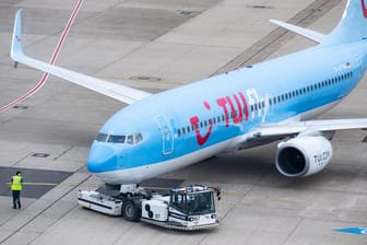 Reisen: Ein Tui-Flugzeug wird für den Flug X3 2312 nach Mallorca auf dem Vorfeld des Düsseldorfer Flughafens aus der Parkposition geschoben.