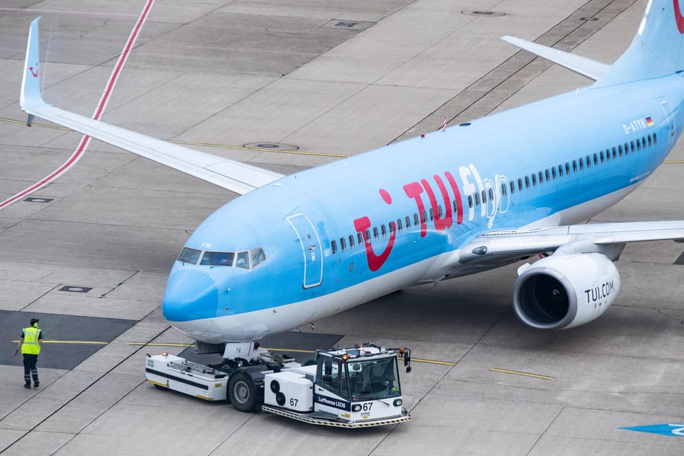 Reisen: Ein Tui-Flugzeug wird für den Flug X3 2312 nach Mallorca auf dem Vorfeld des Düsseldorfer Flughafens aus der Parkposition geschoben.