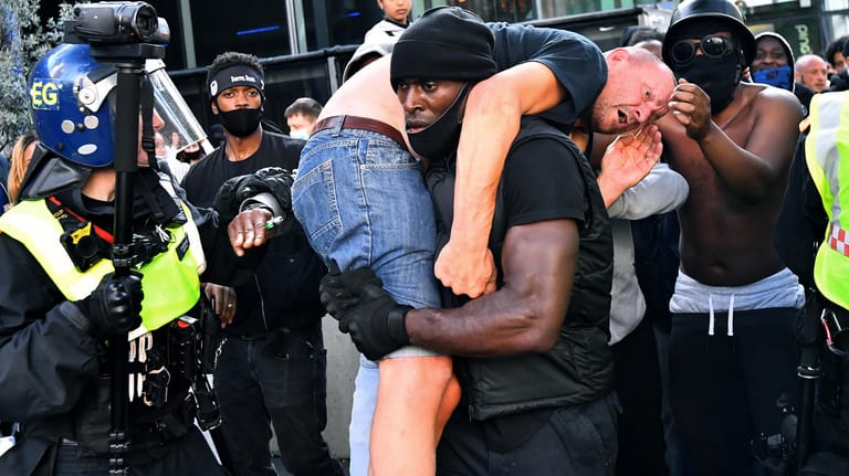 Patrick Hutchinson trägt einen Mann auf seinen Schultern: Er rettete ihn aus einem Gedränge bei Protesten in London.