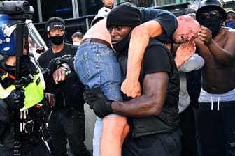 Patrick Hutchinson trägt einen Mann auf seinen Schultern: Er rettete ihn aus einem Gedränge bei Protesten in London.