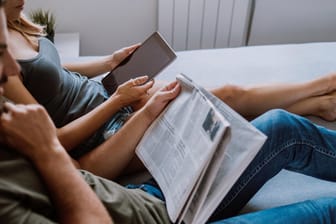 Paar liest Nachrichten