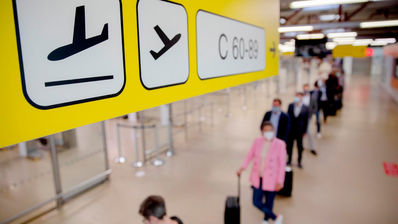 Passagiere stehen am Flughafen Berlin-Tegel vor der Sicherheitskontrolle Schlange: Die Reisewarnung für 27 europäische Länder wurde in der Nacht zu Montag aufgehoben.