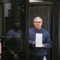 Der US-Bürger Paul Whelan (r) vor der Urteilsverkündung in einem Moskauer Gericht.