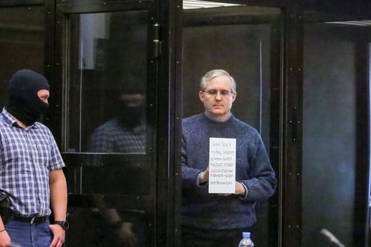 Der US-Bürger Paul Whelan (r) vor der Urteilsverkündung in einem Moskauer Gericht.
