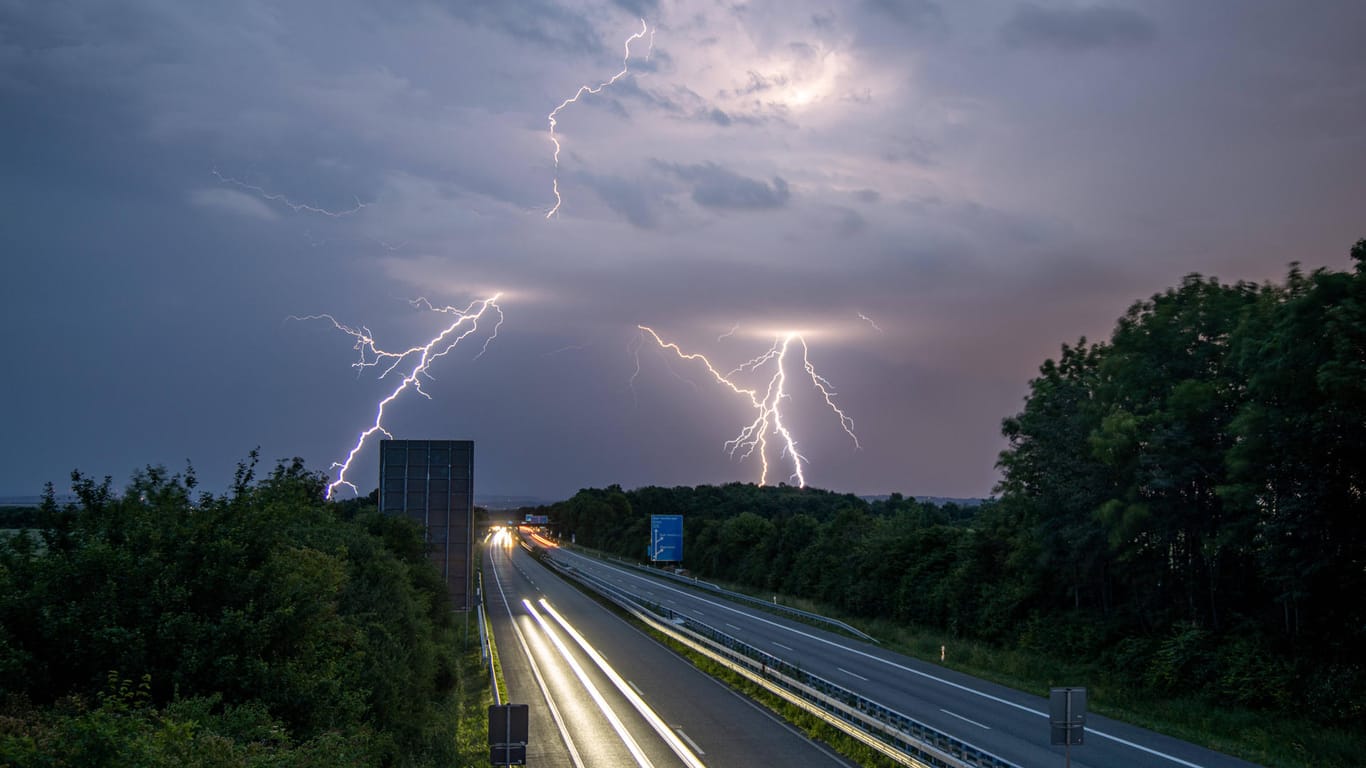 Blitze eines Gewitters sind am späten Abend am Himmel über der Autobahn 661 zu sehen (Symbolbild): Auch in und um Bielefeld haben Unwetter teilweise für Verkehrschaos gesorgt.