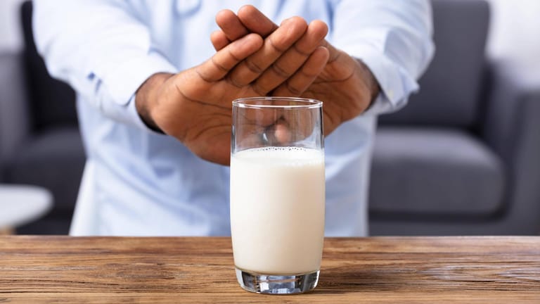 Allergie: Wer nach dem Verzehr von Milchprodukten Verdauungsprobleme bekommt, verträgt Milchzucker (Laktose) womöglich nur in kleinen Mengen – eine sogenannte Laktoseintoleranz.