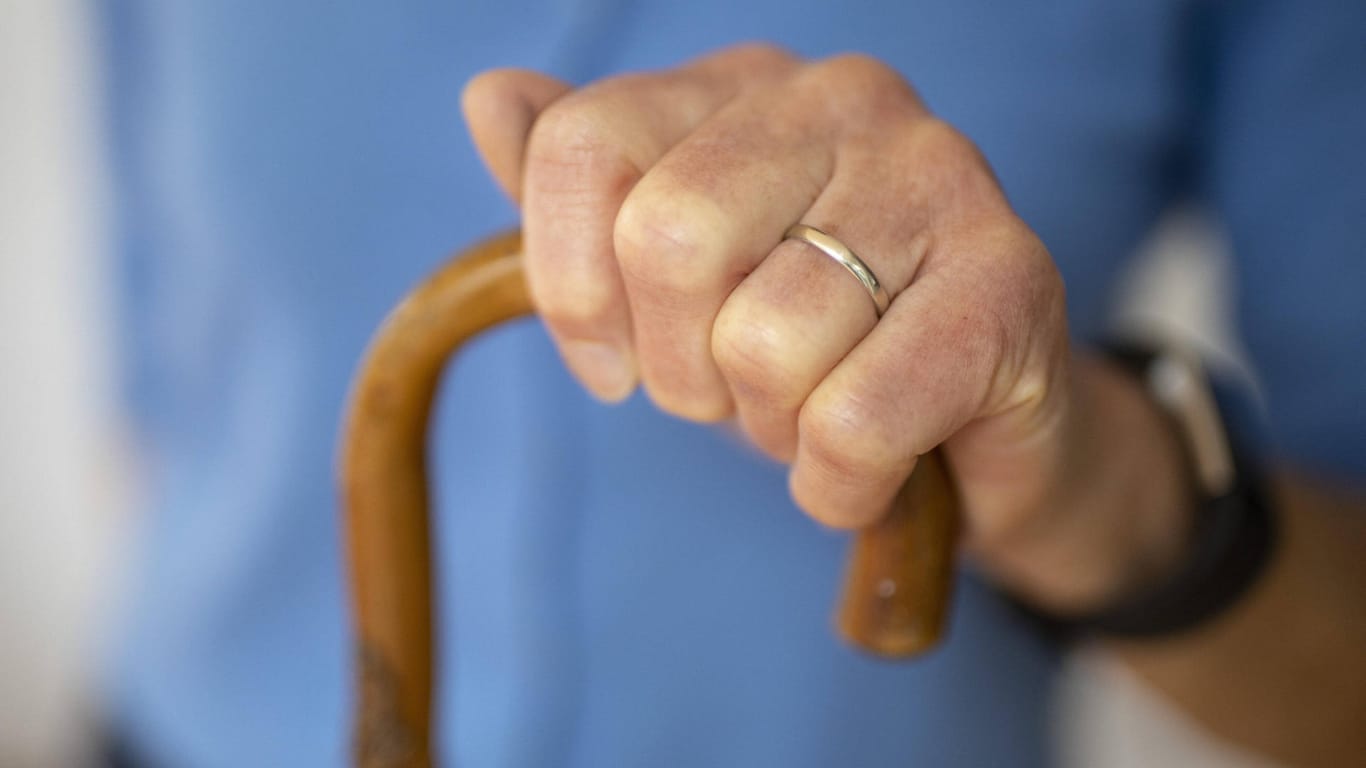 Eine Hand umgreift einen Spazierstock: Eine 82-Jährige hat ihre Gehhilfe benutzt, um einen Einbrecher zu vertreiben.