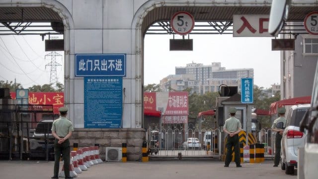 Auf einem Großmarkt in Peking gab es einen neuen Corona-Ausbruch. Auf einem Großmarkt in Peking gab es einen neuen Corona-Ausbruch.
