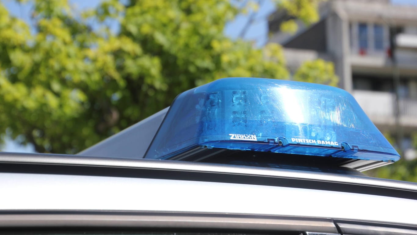 Blaulicht der Polizei: Ein 20-Jähriger starb bei einem Unfall an der A7.