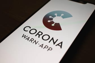 Das Logo der Corona-Warn-App auf einem Smartphone: Die App soll helfen, Infektionen einzudämmen.